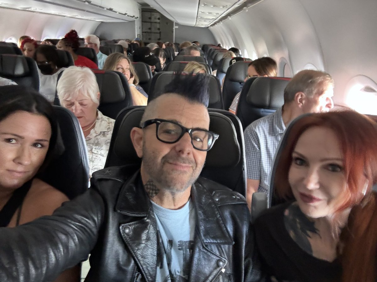 RikiRachtman's tweet photo. Vegas Baby @LeaVendetta @panthersfan5150 the #vegasinvasion is on https://t.co/NEKhBBkT7i
