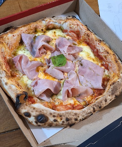 aldonzadiego's tweet photo. Acaban de inaugurar a 100m de mi casa una pizzeria napoletana.
La felicidad es absoluta, miren esta obra de arte https://t.co/DI1H1PVD3d