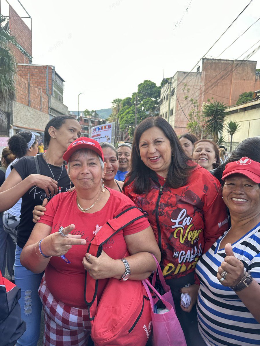 gestionperfecta's tweet photo. Muy alegre y enérgico encuentro con las estructuras de base de la parroquia Sucre, este #17Jul en el polideportivo Mariano Montilla, en Propatria.
La maquinaria aceitada, rumbo al próximo 28-J, construyendo la victoria de nuestro Presidente @NicolasMaduro.
🇻🇪🇻🇪🇻🇪
#VenezuelaSegura https://t.co/pn5pqliFwd