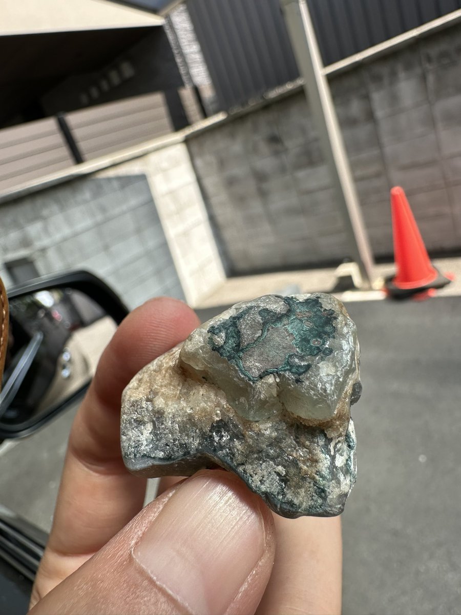 albinoredeared2's tweet photo. 和歌山県煙樹ヶ浜で拾った石英に濃い青い色が付いた石を拾いました。酸化銅みたいな青さで波打ち際で一際輝いていた。石のプロの方教えて下さい。m(_ _)m

#石拾い
#石英
#水晶 https://t.co/8Ei53WJ0nv