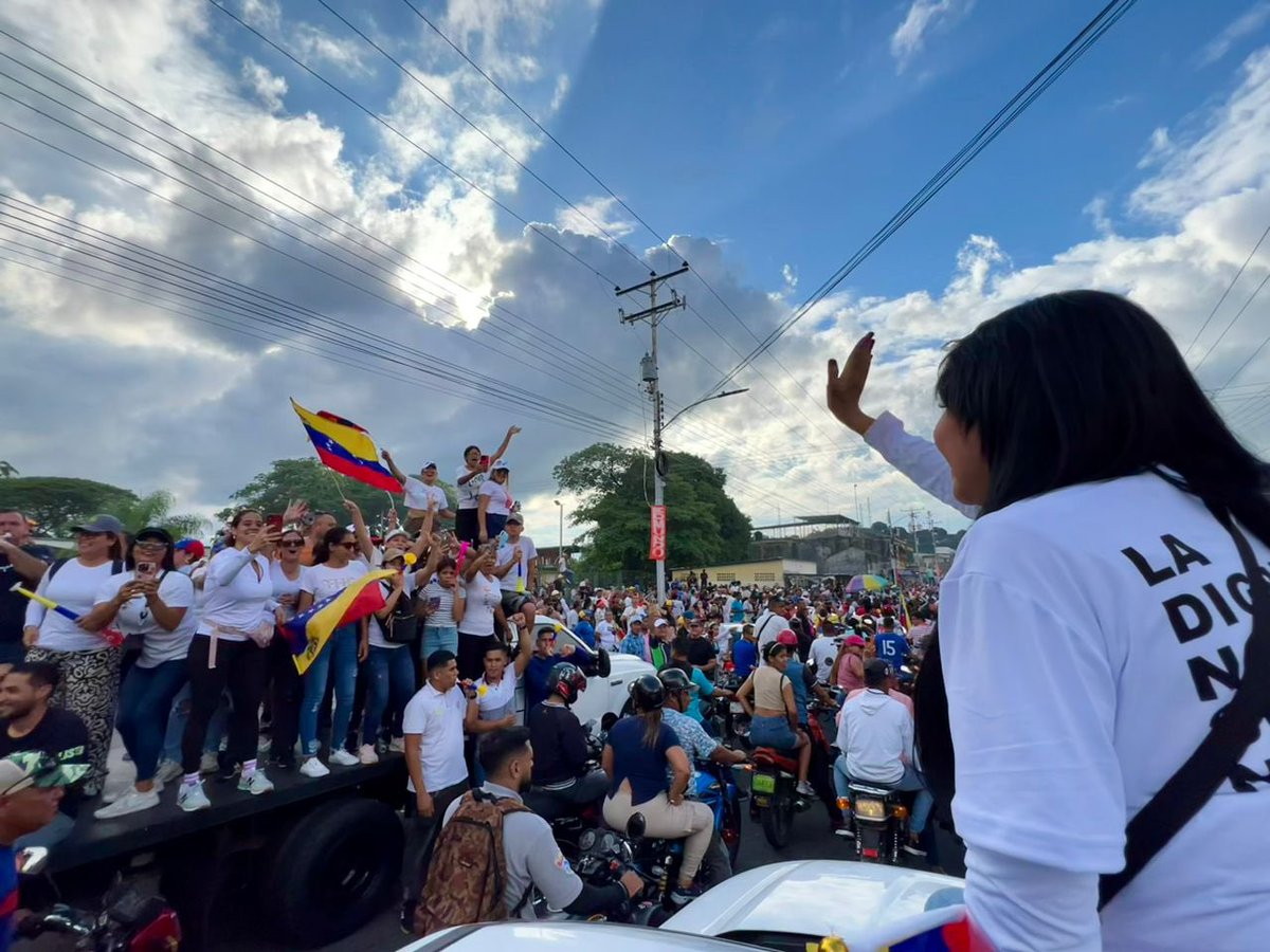 delsasolorzano's tweet photo. ¡Gracias, Portuguesa! Hoy pusieron todos los obstáculos posibles para evitar que Guanare saliera a evidenciar su voluntad de cambio, pero nada detiene a un pueblo cuando decide tomar el rumbo de la nación en sus manos. 

El secuestro de los camiones de sonido, la retención de los equipos de apoyo, la represión y la persecución, no impidieron que la gente saliera a respaldar a @MariaCorinaYA y los líderes de la unidad, y a manifestar su apoyo a @EdmundoGU.

Este 28 de julio, en Portuguesa y en toda Venezuela, votamos por Edmundo, cuidamos el voto, ganamos, y celebramos la victoria. ¡Vamos a ganar! 

#VenezuelaConEdmundo 
#EnLaManitoPorEdmundo