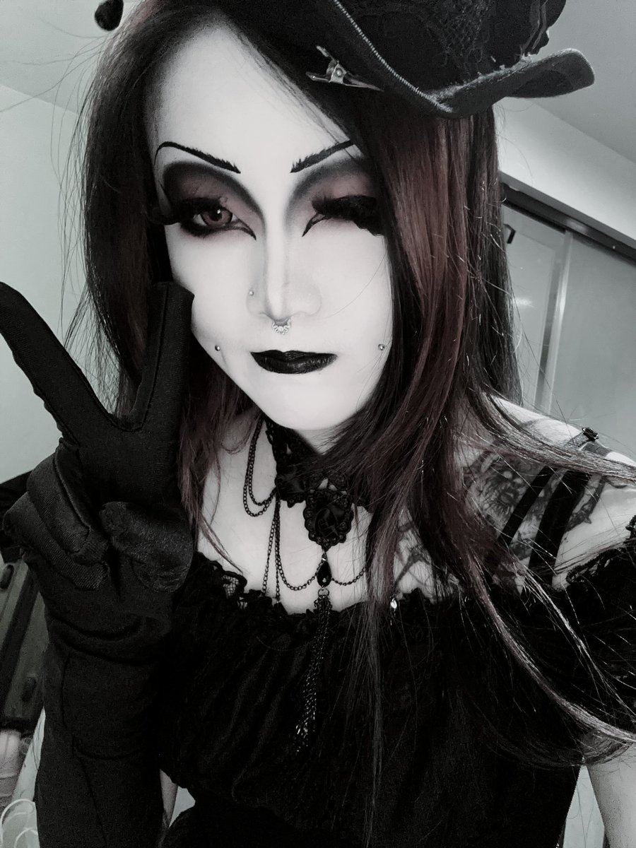 KII999ARA's tweet photo. #goth
#vampire
#darkness https://t.co/PgSkgekmKF