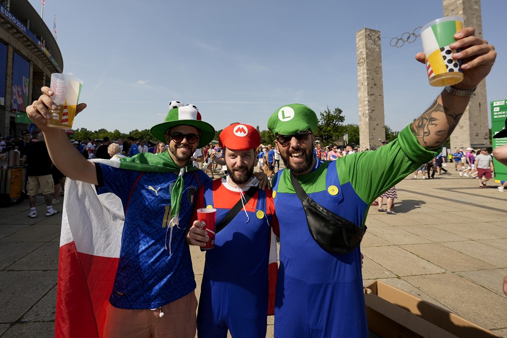 monokuro_66's tweet image. BBC One 
#SUIITA #Euro2024 #Euro #SUI Switzerland v Italy #ITA 
European Championships Round of 16.
5:00pm, Saturday 29th June 2024.
Olympiastadion Berlin.
실반 비트머 결장. suspension 
Vargas in, Ndoye switching to WB?