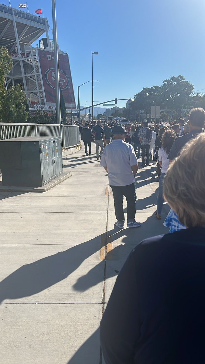 pathogenic44's tweet image. At The Rolling Stones concert. Heavy drug use typical for Stone:  there have been 5 Viagra overdoses already. Be safe 🙏🏼