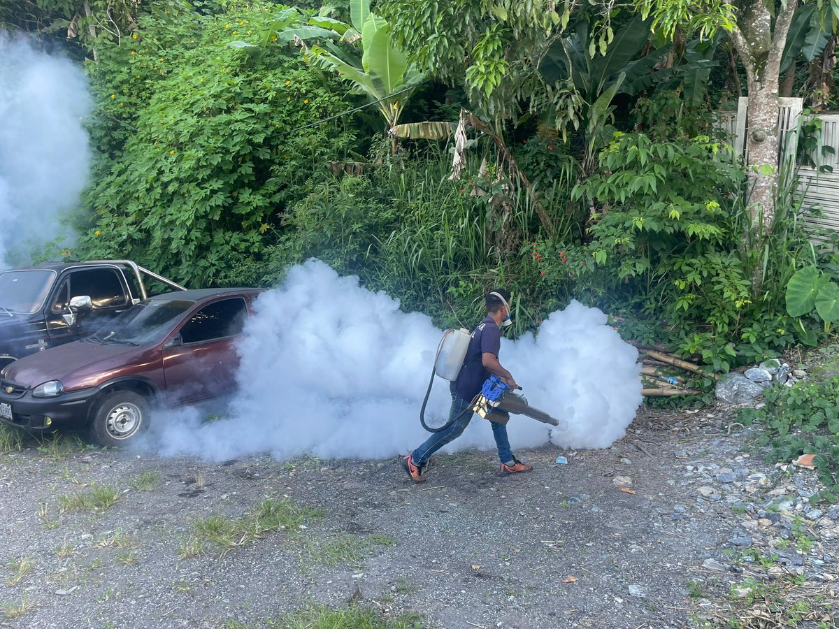 luisaguilarj's tweet photo. La tarde de este miércoles #17Jul, la cuadrilla de fumigación atendió la solicitud de los vecinos del sector Piedras Azules en Hoyo de la Puerta. ¡El bienestar de los baruteños es nuestra prioridad! 🦟🚫

Aquí les comparto algunas imágenes de esta jornada⬇️ https://t.co/AFAOKxMwjx