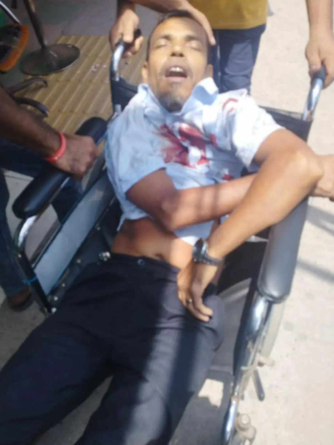 itzifrat's tweet photo. 🚨 BRACU AMBULANCE DRIVER HAS BEEN SHOT & Ki**ed WHILE CARRYING A STUDENT TO THE HOSPITAL.
#SaveBangladeshiStudents #কোটা_আন্দোলন_২০২৪ #BangladeshiStudentsareinDanger #StudentsUnderAttack #bracu #AlleyesonBangladesh #AllEyesOnDhakaUniversity https://t.co/8T6js2D2BX