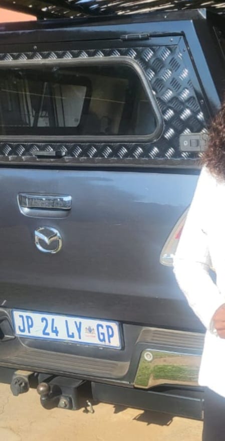 SifisoCele1's tweet photo. Please lookout for this vehicle hijacked at the gate a few hours ago (18 July) at Magaliesburg in the west rand, leaving a young child and family totally traumatised. Inform nearest police if seen. https://t.co/znFK6LvlEd