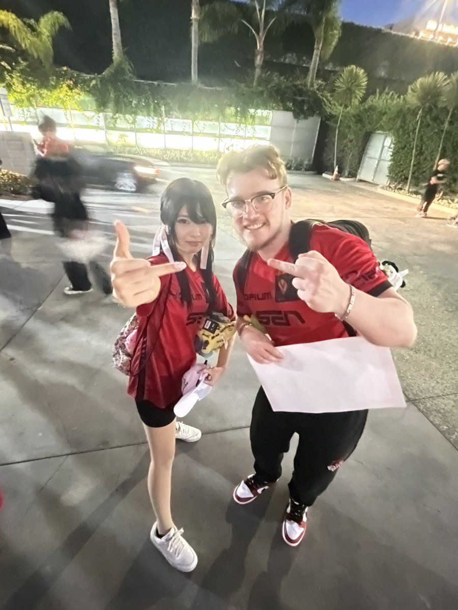 pvckat's tweet photo. middle fingers up w my kings 🖕🖕 https://t.co/Lg2ZCPBt5t