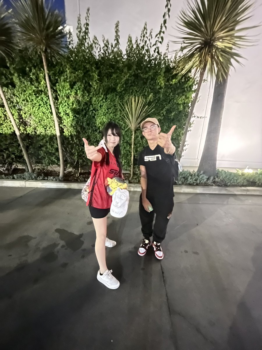 pvckat's tweet photo. middle fingers up w my kings 🖕🖕 https://t.co/Lg2ZCPBt5t