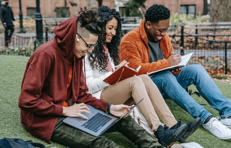 ForbesAdvisorUK's tweet photo. And so it begins... banks are beginning to reveal their offers for those starting university or college in the autumn - report
👉https://t.co/jyIbTmXi2i https://t.co/CBjWVVivB3