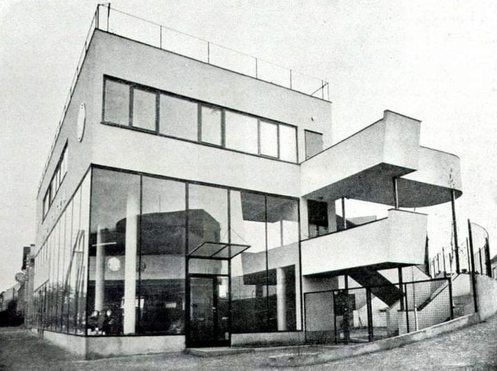 areasvellas's tweet photo. Tatra building, Kolín, Czechoslovakia. 1930-32
Jaroslav #Fragner 1898-1967
#architecture #arquitectura
https://t.co/aVDlZKLI4L https://t.co/fFhzTMlTL8
