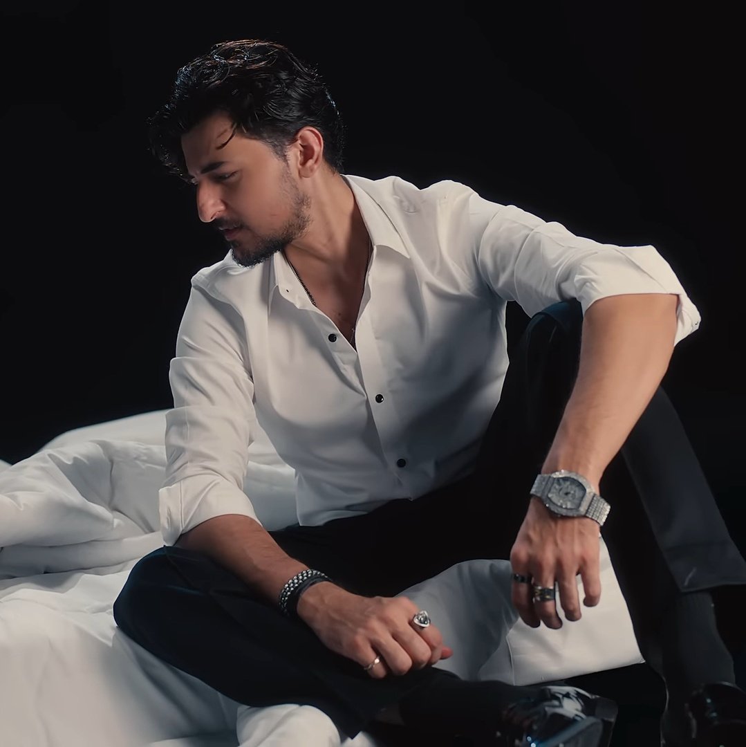 sumouli__'s tweet photo. PLAIN WHITE SHIRT, MESSY HAIR. I'M HERE FOR IT!

JEEJA OUT NOW
JEEJA VIDEO OUT NOW https://t.co/rK59cYEYVq
