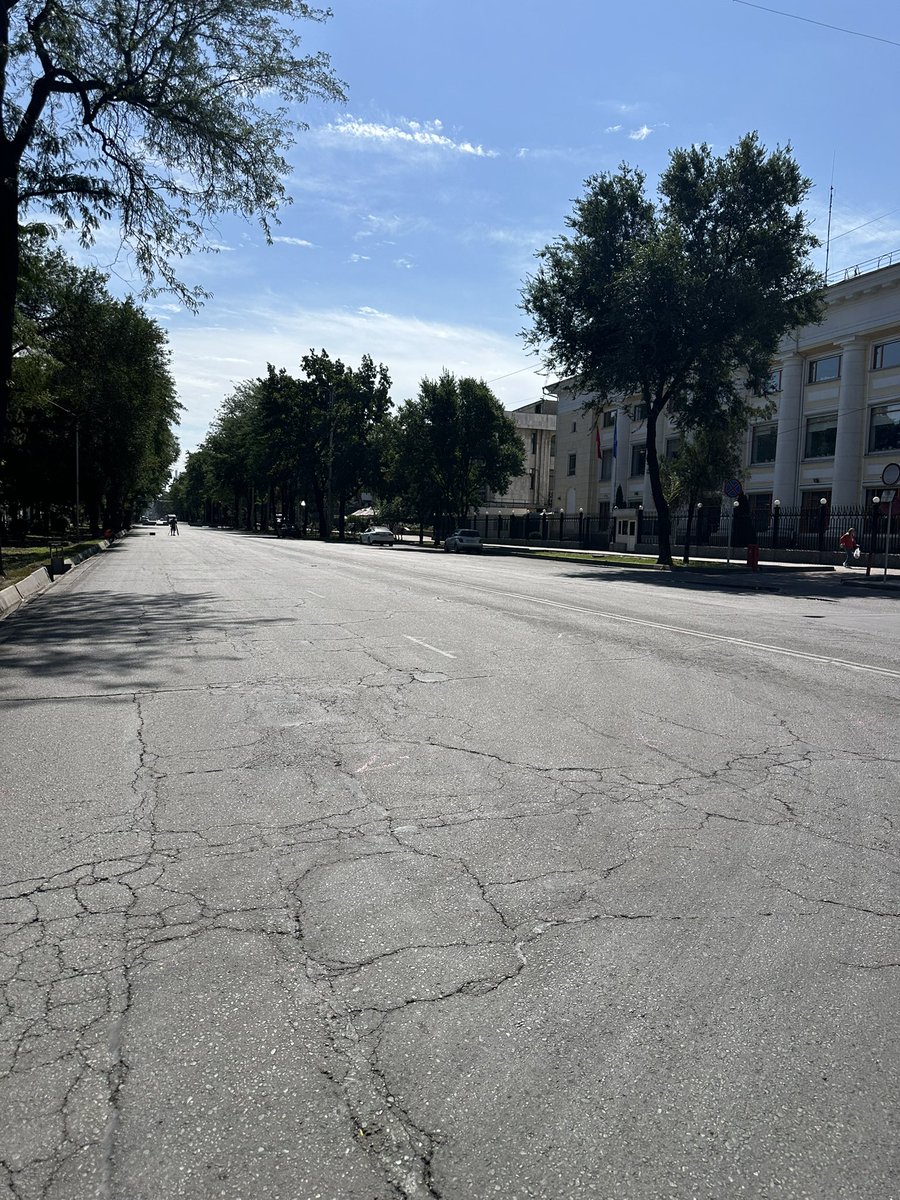 Сегодня закрыли проспект Чуй на ремонт. Не пойму, зачем ломать абсолютно нормальные дороги, когда в городе хватает раздолбанных улиц, которые требуют ремонта?! 🤔