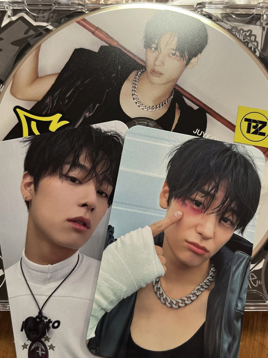 dailyljy's tweet photo. juyeon gibberish album &amp; photocard preview 🎸

#JUYEON #주연 #더보이즈 https://t.co/d9VY4FqTyD