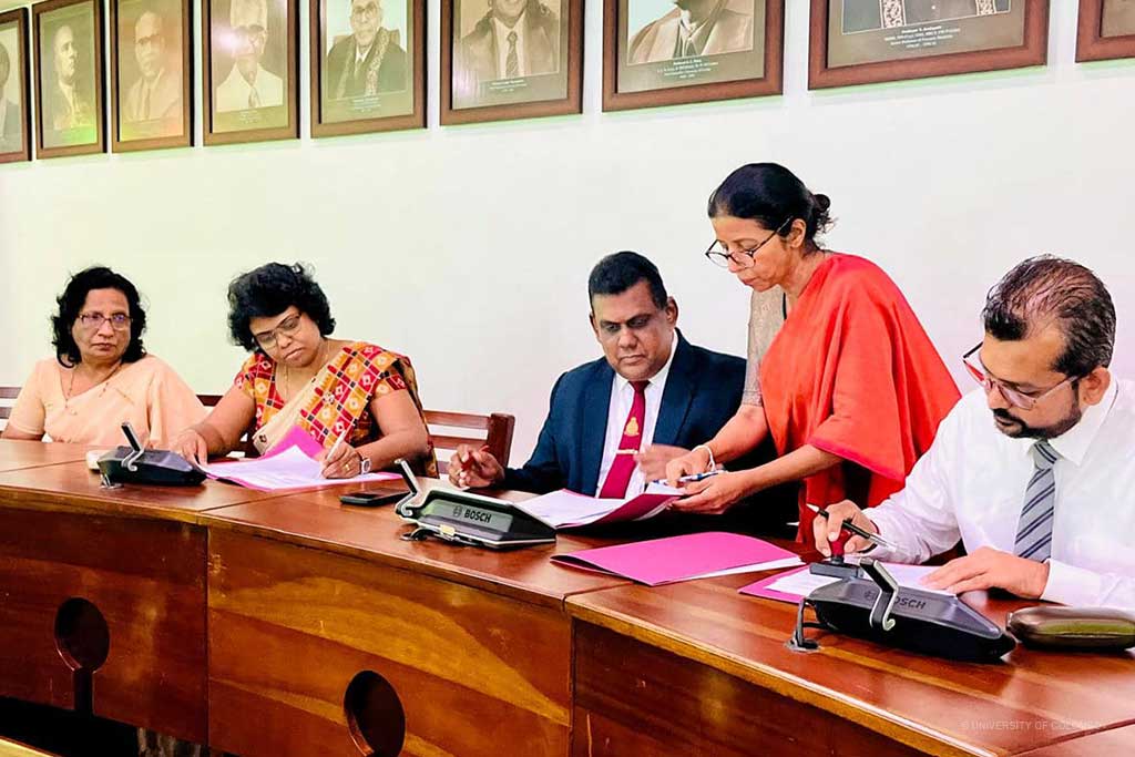 ColomboUni's tweet image. To strengthen academic research in clinical product development with Ayurveda and herbal industry partners, FIM signed seven MOUs with industrial parties.🌿 
cmb.ac.lk/fim-signed-mou…
#AyurvedaResearch #HerbalMedicine #ClinicalDevelopment #MOUs #ResearchPartnerships