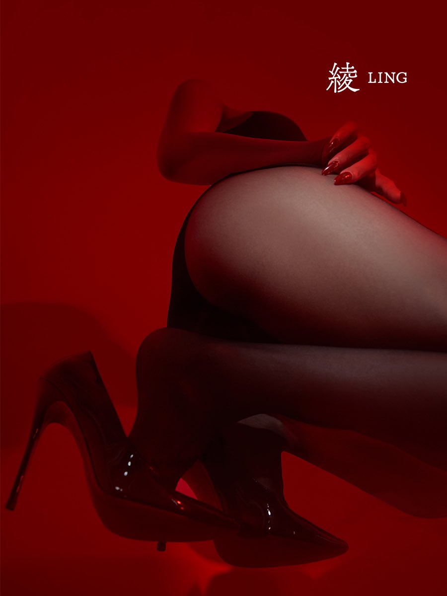 绫新品黑标「云缎™」通体纯丝无缝裆
丝滑无边界

✨以黑标丝袜面料一体织就，通体全丝
腰头升级为更高密的849针，高弹裹身
腰片透明，从足尖至腰间一体通透丝滑

丝袜腰联结无缝裆型，一体流畅
超薄1D透明无距，性感一览无余

直达选购📮https://t.co/eUifON6fFh
#LingTouch #绫丝袜 #绫天猫旗舰店 https://t.co/ucIwA3f3DF