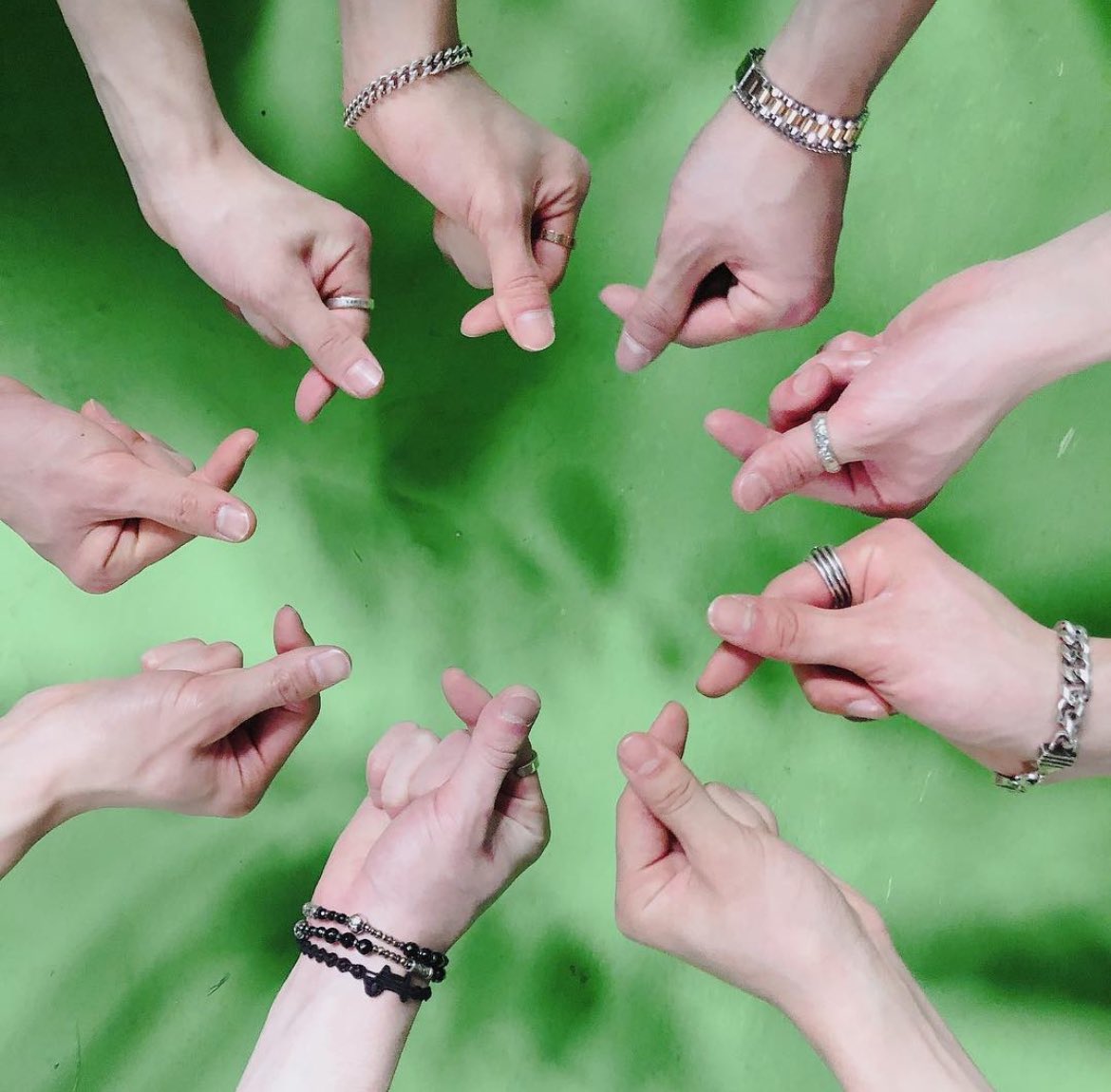 hannstar_'s tweet photo. 契約満了前にメンバー全員で再契約
⬇️
再契約発表翌日カムバック(収録曲の中にはチーム名である"Stray Kids"が含まれる)
⬇️
ワールドツアー  """domiATE"""開幕

私たちの大好きなアイドル達、あまりにもカッコよすぎない…………？？？😭😭😭 https://t.co/Rv2O0jlgIL