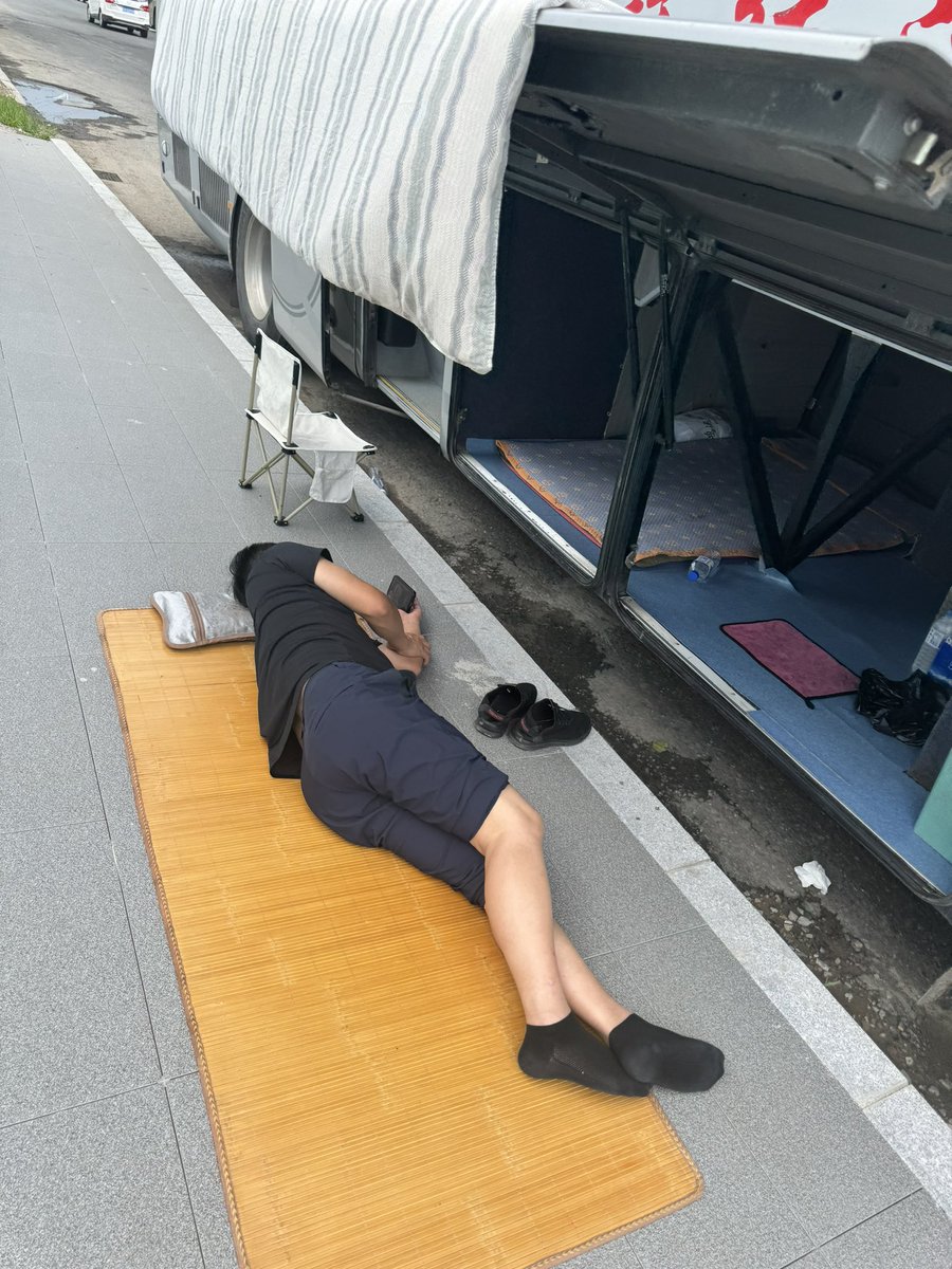 tuite4570's tweet photo. 客车司机午休 https://t.co/wer74XV8HX