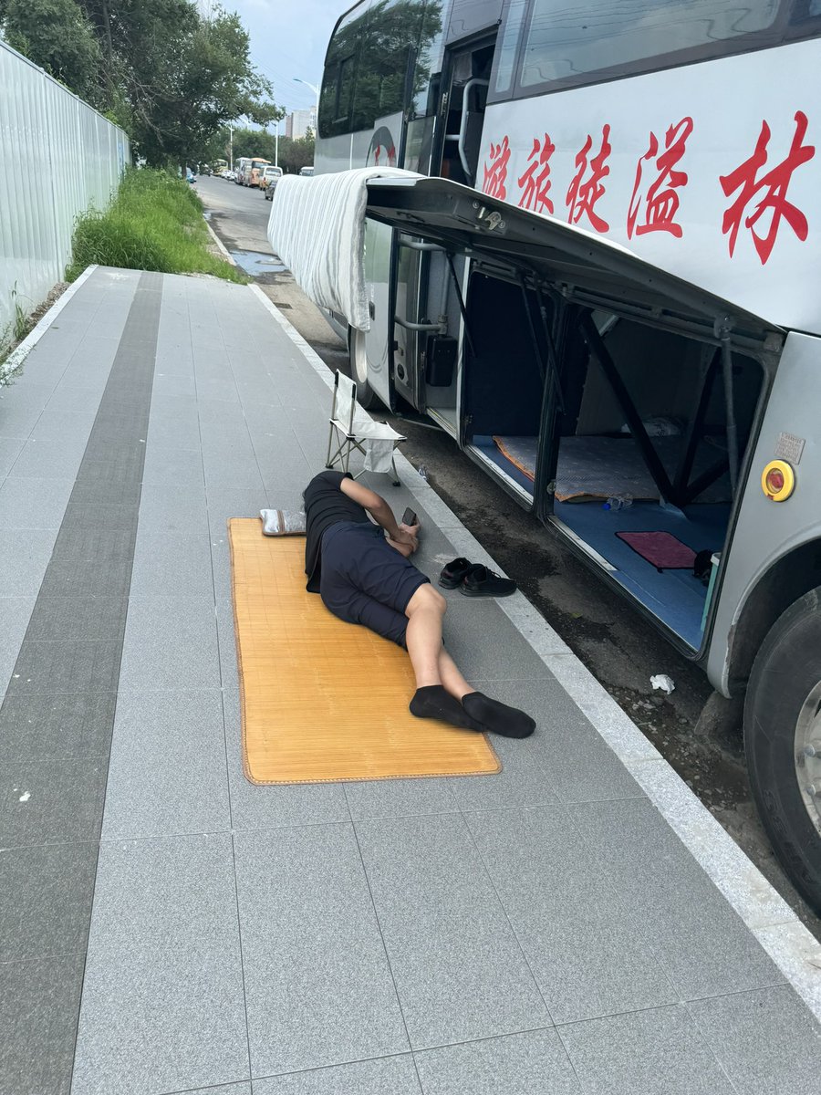 tuite4570's tweet photo. 客车司机午休 https://t.co/wer74XV8HX