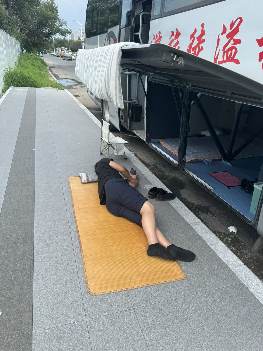 tuite4570's tweet photo. 客车司机午休 https://t.co/wer74XV8HX