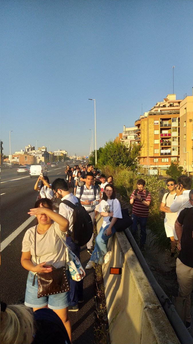 rubenescobar01's tweet photo. Així han quedat els passatgers tirats a l'autopista https://t.co/F8rgI16VRR