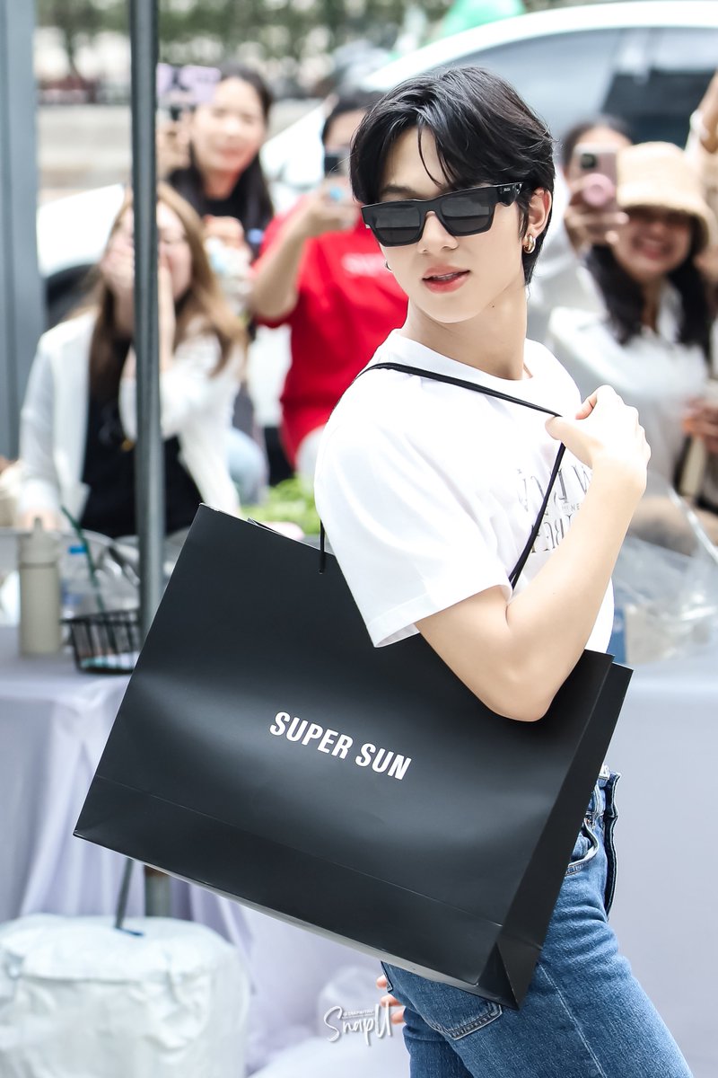 snapwithu's tweet image. SPS Fashion Week ไฮโซชวรินทร์ใส่อะไรก็ดูแพง

TNP X ZEENUNEW
Worship The Next Prince
 #บวงสรวงข้ามฟ้าเคียงเธอ
#ZeePruk @zee_pruk 
#NuNew  @CwrNew