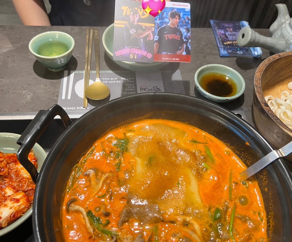 t_WIN_s31's tweet photo. 비가 계속 오길래 ...
비오면 가기 좋은 야구장 근처 칼국수집 추천합니다 ~~👍🏻

야채랑 칼국수가 무한리필... 😻
고기 하나 시키면 하나 더 서비스+콜라 한개도 서비스
대식좌 체험 완전 가넝~.~ 😵‍💫 
종운역 9출로 나가면 금방입니당

>>잠실새내 편백재 샤브 칼국수<<
 #우리들의_맛집을_여기에_모아 https://t.co/7Lm6cXiylk