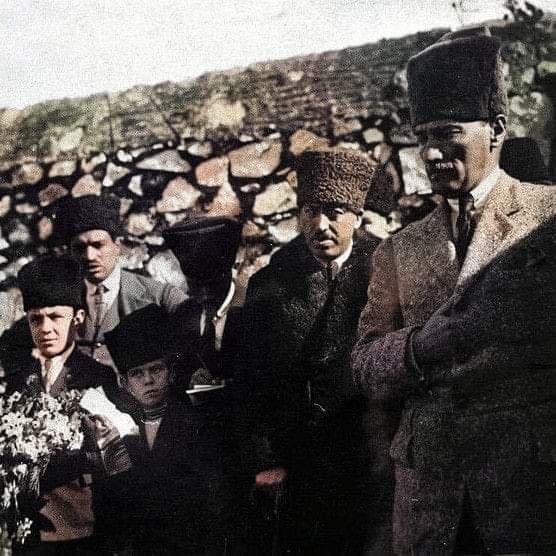 📌 Gazi Mustafa Kemal Atatürk'ün İzmir Karşıyaka'da annesinin mezarı başında yaptığı konuşma.. 

"Zavallı annem bütün millet için ülkü olan İzmir’in kutsal topraklarına bedenini vermiş bulunuyor. Arkadaşlar, ölüm yaratılışın en doğal bir kanunudur. Fakat böyle olmakla beraber