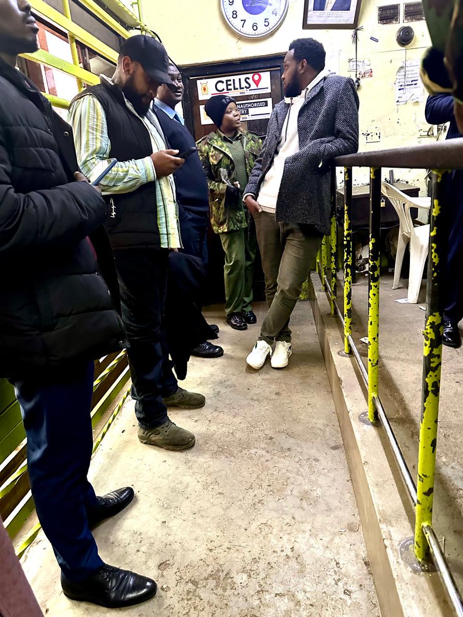 Sesyline_KE's tweet photo. Wametoa Alinur Mohamed from Kamukunji police station. Amepelekwa office of ODPP Headquarters. He will be arraigned in Milimani Law courts this morning. #FreeAlinur https://t.co/qcEQ9dD1HN