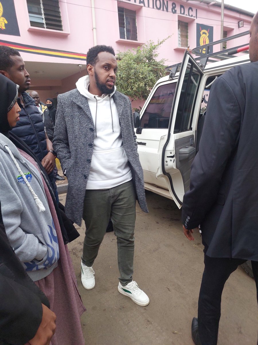 Sesyline_KE's tweet photo. Wametoa Alinur Mohamed from Kamukunji police station. Amepelekwa office of ODPP Headquarters. He will be arraigned in Milimani Law courts this morning. #FreeAlinur https://t.co/qcEQ9dD1HN