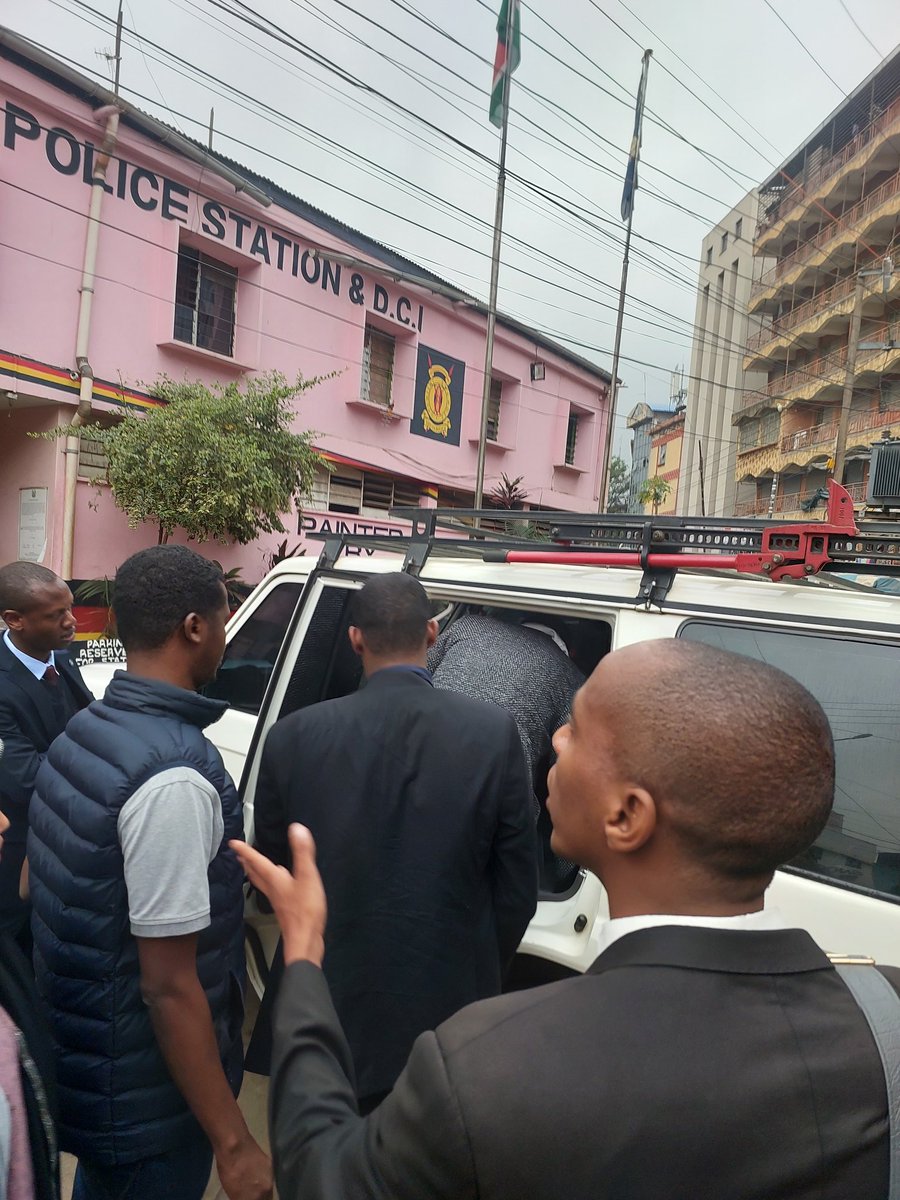 Sesyline_KE's tweet photo. Wametoa Alinur Mohamed from Kamukunji police station. Amepelekwa office of ODPP Headquarters. He will be arraigned in Milimani Law courts this morning. #FreeAlinur https://t.co/qcEQ9dD1HN