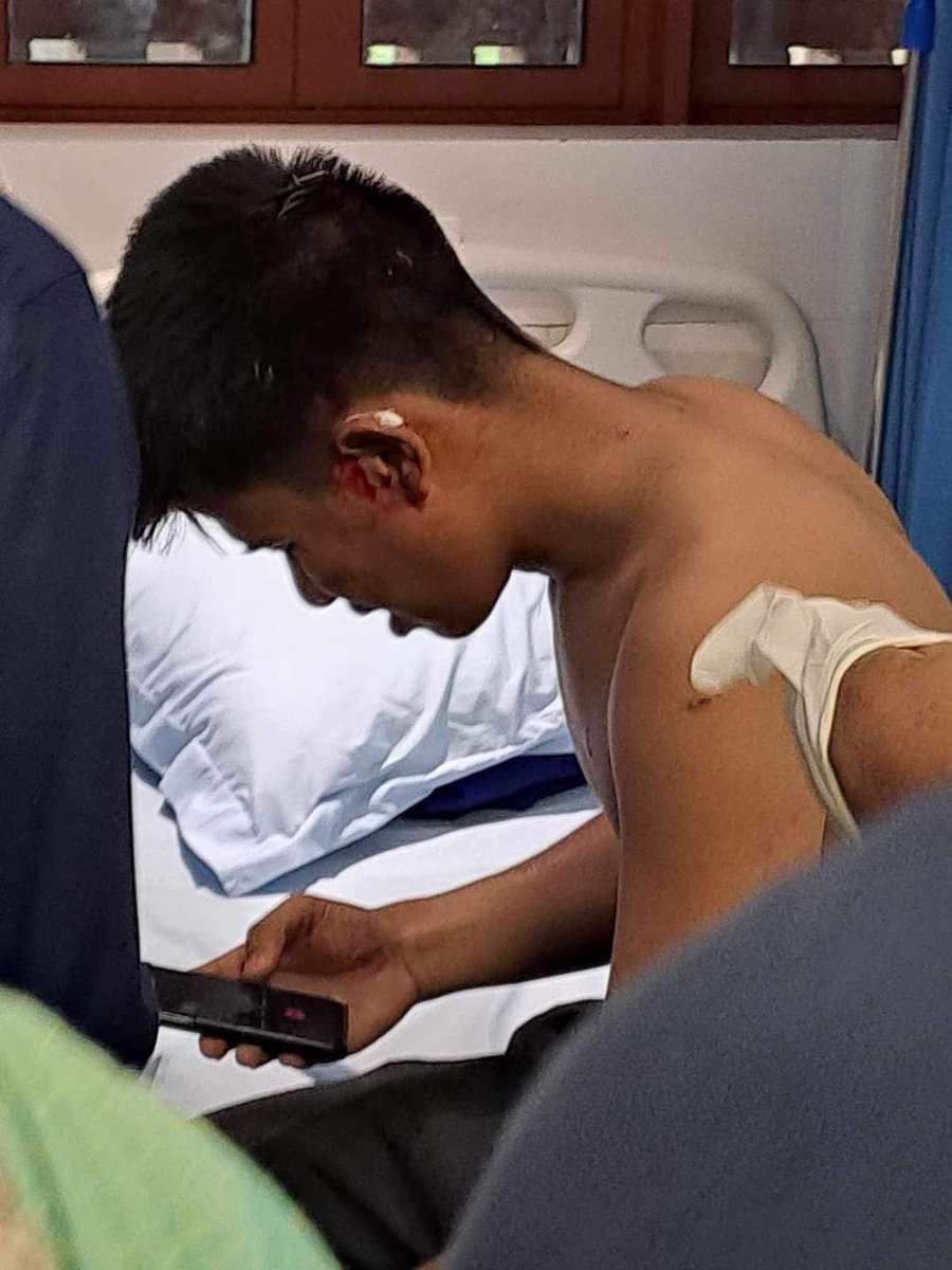 raiisdeadd's tweet image. ‼️BRAC University students getting seriously injured including their AMBULENCE DRIVER‼️
Police BGB are inhumanly torturing students for no reason
#Bangladesh 
#BDunderattack