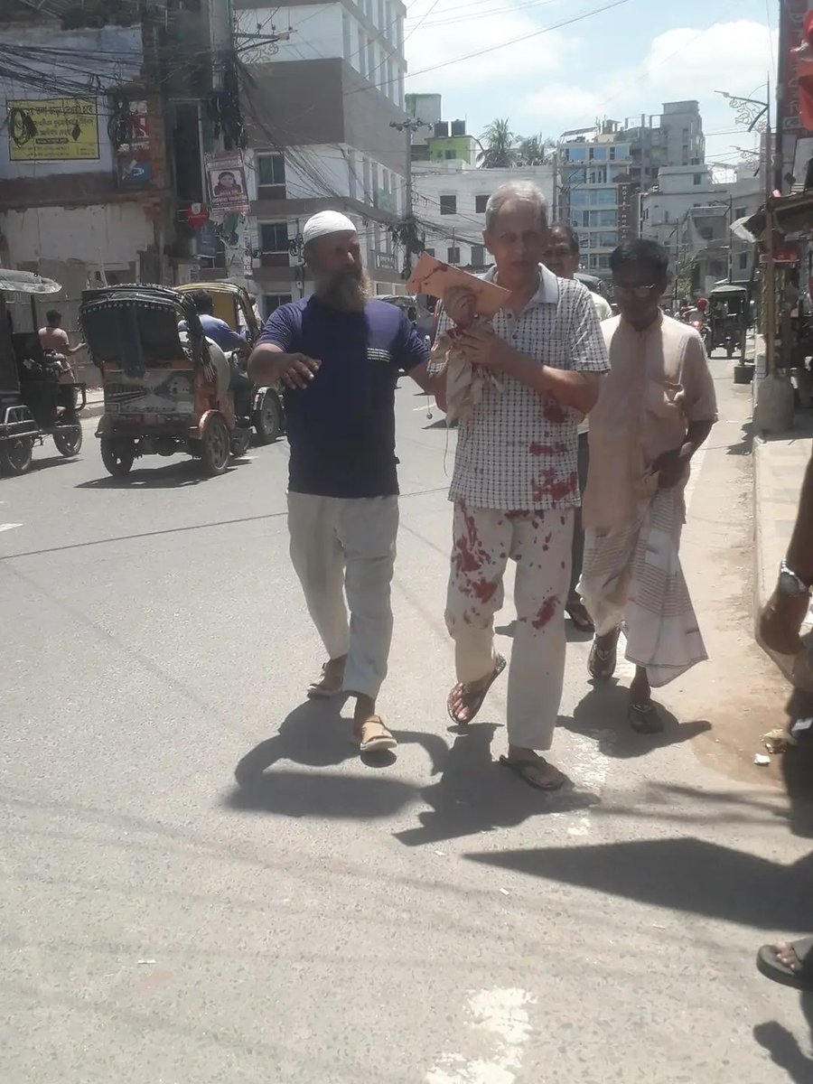 Oishi3052's tweet image. Even normal passerby are not safe from them💔
Right now at Saheb bazar, Rajshahi

#Save_Bangladeshi_students
#StudentsUnderAttack
#BangladeshiStudentsareinDanger
#RUUnderAttack
#JUUnderAttack
#DhakaUniversityUnderAttack
#QuotaReformMovement