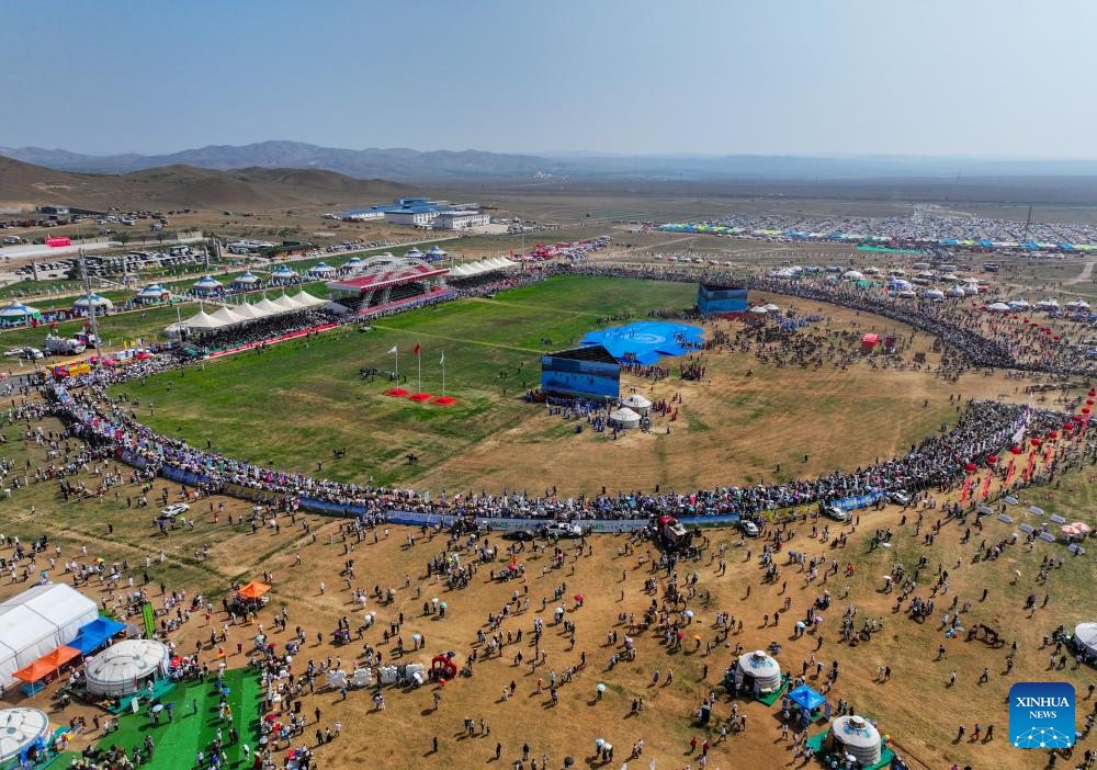 baterdene_b's tweet photo. Өвөр Монголчууд Наадам гэж тэмдэглэдэг юм байна. Бүүр 34дахь удаагийх нь гэнэ. Яагаад нэрийг нь Наадам гэж нэрэлдэг юм бол? Эртнээс Монголчууд Наадам гэж тэ��дэглэдэг байсан юмуу? 
https://t.co/Uk9pGF4hLE https://t.co/5jP2Kd5tmS