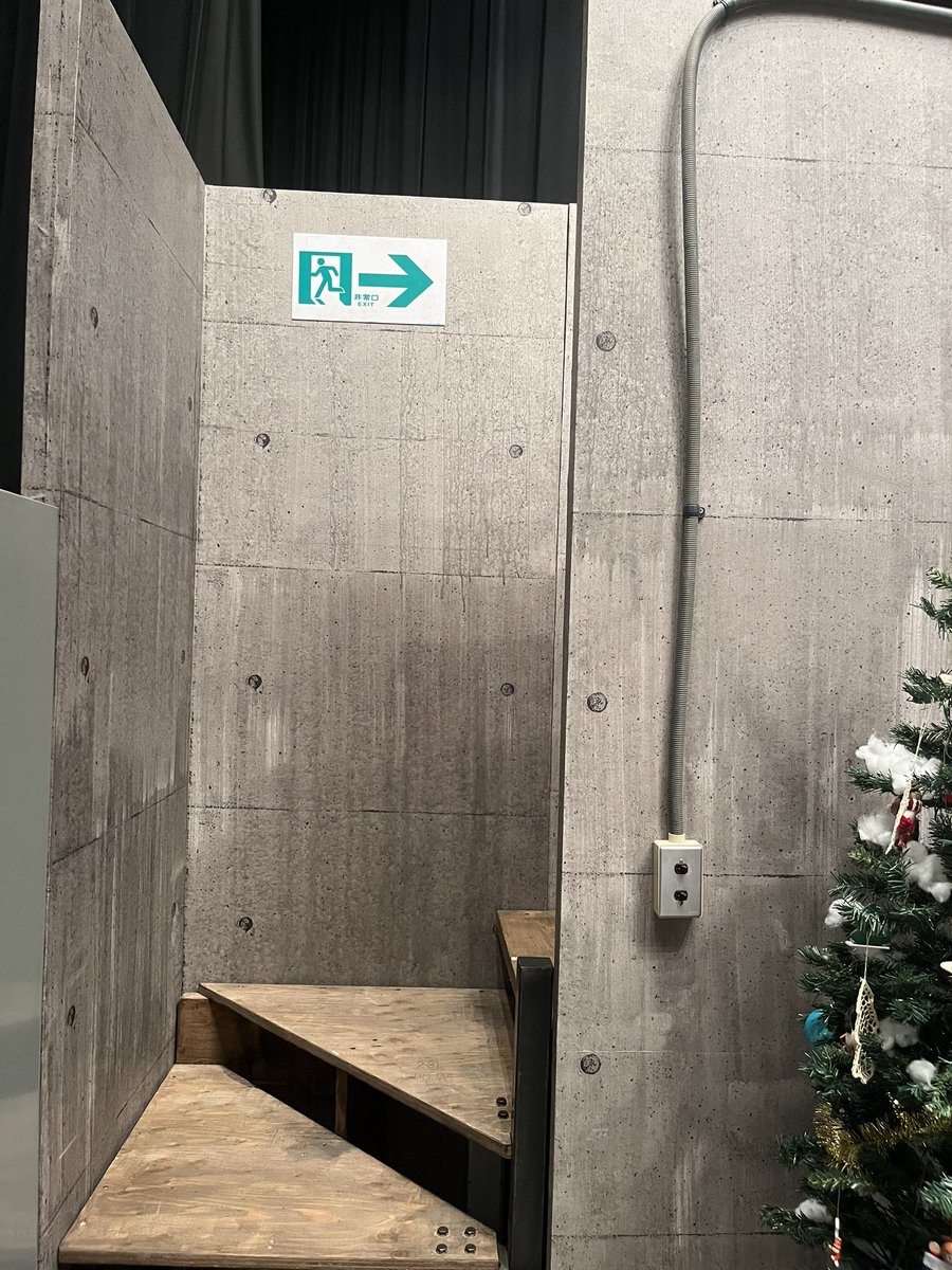 KWHR_Nobuto's tweet photo. 先日(半月くらい前)、遊幻空間「借りたら返す」を観に行ってきました！
最後に舞台に上がってセットを見て回れるというあまり例のない体験をする事ができました！
セットの壁が本物のコンクリートかと思ったけど違って驚き🤯

 #栃木県
 #遊幻空間 https://t.co/1LlTcen4Ay