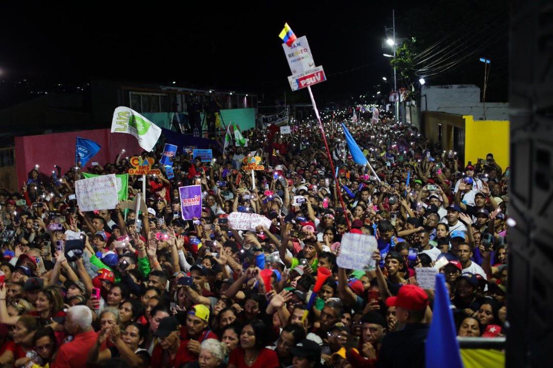 Hermosa demostración de amor, cariño y alegría del pueblo de Barquisimeto #Lara en respaldo a nuestro Gallo Nico <a href="/NicolasMaduro/">Nicolás Maduro</a>. Este #28Jul, ¡vamos a conquistar una nueva victoria por el futuro próspero de Venezuela!