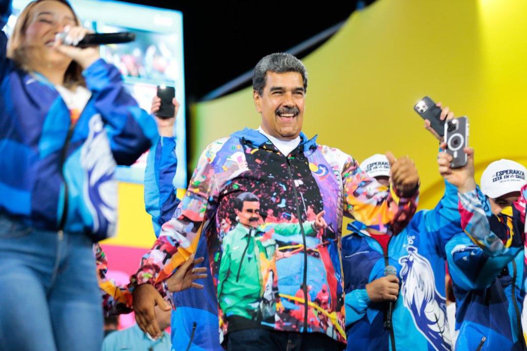 delcyrodriguezv's tweet photo. Hermosa demostración de amor, cariño y alegría del pueblo de Barquisimeto #Lara en respaldo a nuestro Gallo Nico @NicolasMaduro. Este #28Jul, ¡vamos a conquistar una nueva victoria por el futuro próspero de Venezuela! https://t.co/dKWfP9ypkc