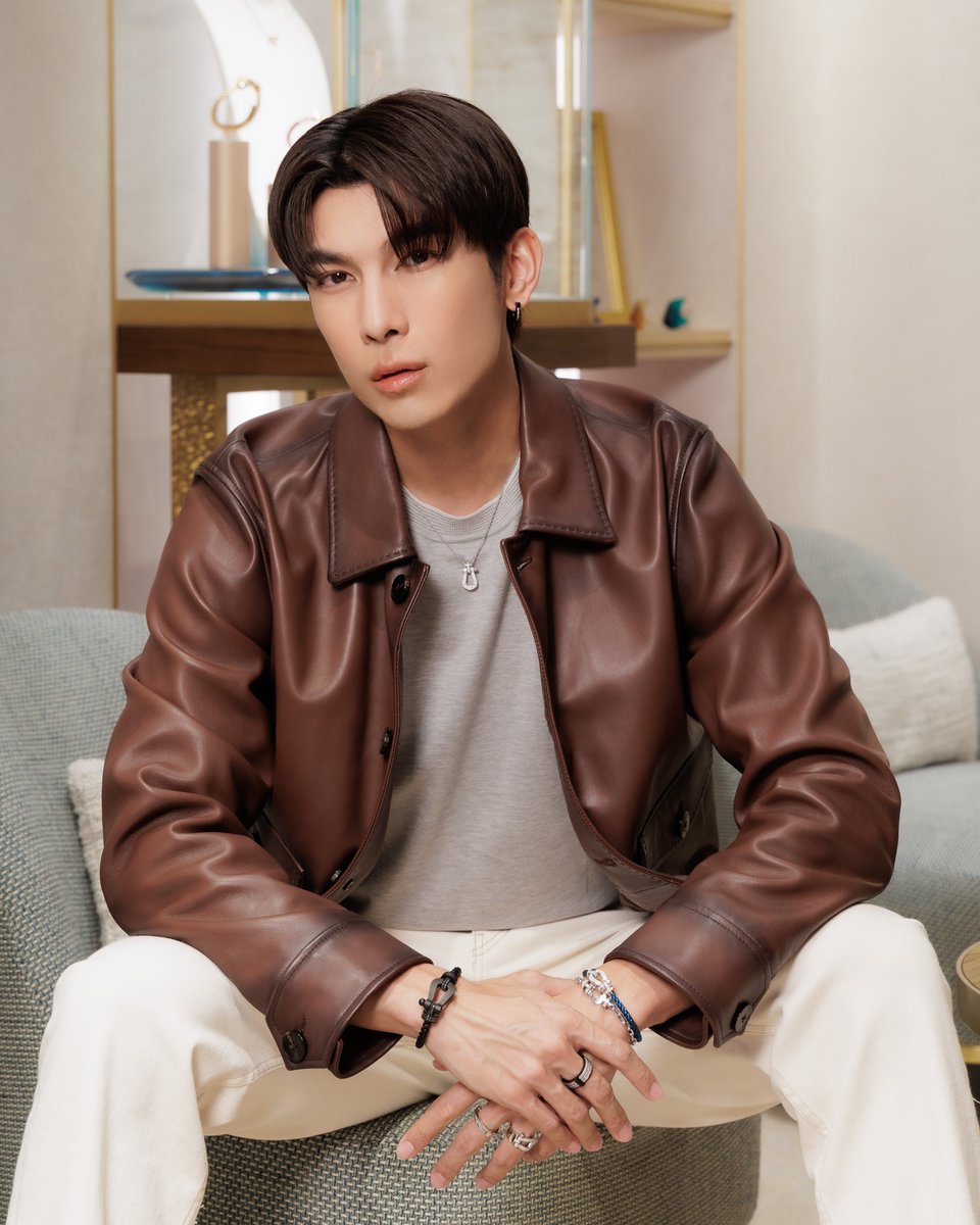 mintmag_th's tweet photo. หล่อแต่เช้า! ส่องความหล่อของ #มิวศุภศิษฏ์  Friend of the Brand ประเทศไทยของ FRED ขณะเลือกไอเท็มชิ้นหรู ก่อนเตรียมตัวออกเดินทางไปมาเลเซีย เพื่อร่วมงานฉลองการเปิดบูติกแห่งแรกของ FRED โดยหนุ่ม ’มิว‘ ยังสวมจิวเวลรีจากคอลเล็กชั่น Force 10 เพิ่มความโดดเด่น และความหล่อ เหล่าแฟนๆ เตรียมรอชมความหรูของมิวภายในงานกันไว้ได้เลย 💚

#mewsuppasit 
#FREDParis 
#FREDTheSunshineJeweler
#MintNews