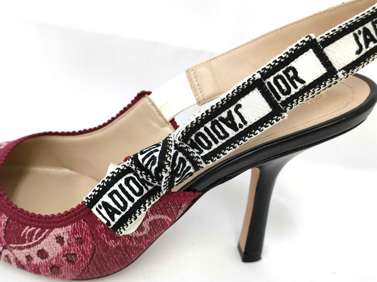 brand_bersurga's tweet photo. #Dior #JAdior スリングバック パンプス
レッド系 KDP762BXE👠✨
お買取りさせていただきました✨
ジャディオールのロゴが縫い込まれた
サイドの大きなリボンが可愛らしいお品物です✨
本日もお査定19時までお待ちしております🕴️
https://t.co/AbNtcsJASn
#両国
#ベルスーガ
#ディオール
#パンプス https://t.co/NCRu17J4ju