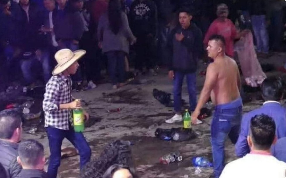 SebasSierraf20's tweet photo. Se termina el baile en mi pueblo... 

-La gente de mi pueblo: https://t.co/cBf1R3lq1b