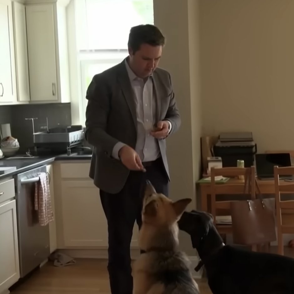 dieworkwear's tweet photo. I wrote something for @politico about how JD Vance started to dress more like Donald Trump as he turned from being a fierce critic to loyal ally. You see this in the cut of his tailoring, his navy suits, and importantly, his bright red shiny ties

https://t.co/DUsCdSgvhG https://t.co/WoYytCnn8S