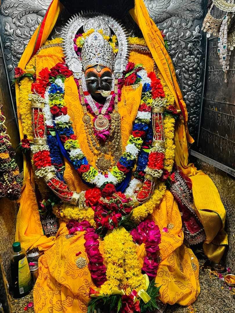 avinash0785's tweet photo. 🌺त्रिकूट पर्वत पर विराजमान  विद्या और बुद्धि ज्ञान की देवी मां शारदा भवानी का आज प्रातः कालीन भव्य श्रृंगार दर्शन  दिनांक 18/07/2024 💐🤗❤️🌿🔱

🌿🔱जय शारदा माई 🔱🌿

        🙏🏻💐 सुप्रभात 💐🙏🏻

#रण_में_भगवाधारी https://t.co/gy7v1bL2wi