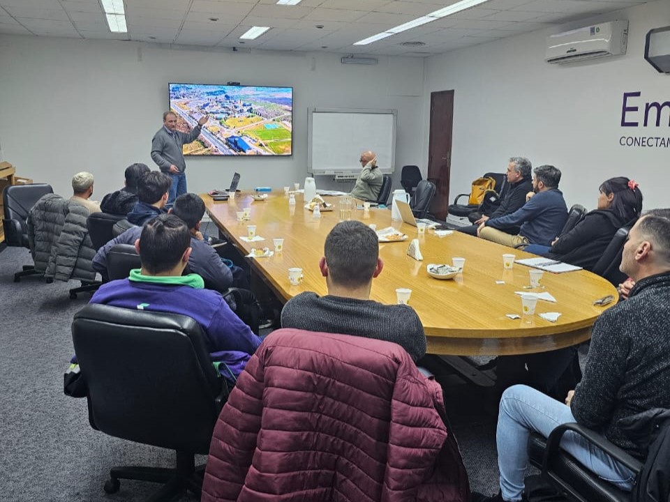 fiunlz's tweet photo. 🚊 Esta semana visitamos la empresa EMOVA para compartir detalles sobre la carrera de Ingeniería Ferroviaria. La empresa ofreció un espacio y realizó una convocatoria interna entre sus empleados interesados en obtener más información sobre nuestra propuesta académica. https://t.co/PoHV3KnGsE