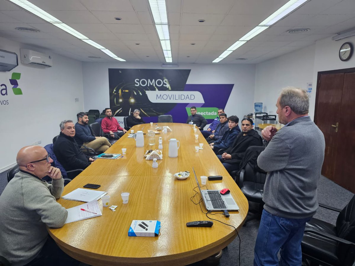 fiunlz's tweet photo. 🚊 Esta semana visitamos la empresa EMOVA para compartir detalles sobre la carrera de Ingeniería Ferroviaria. La empresa ofreció un espacio y realizó una convocatoria interna entre sus empleados interesados en obtener más información sobre nuestra propuesta académica. https://t.co/PoHV3KnGsE