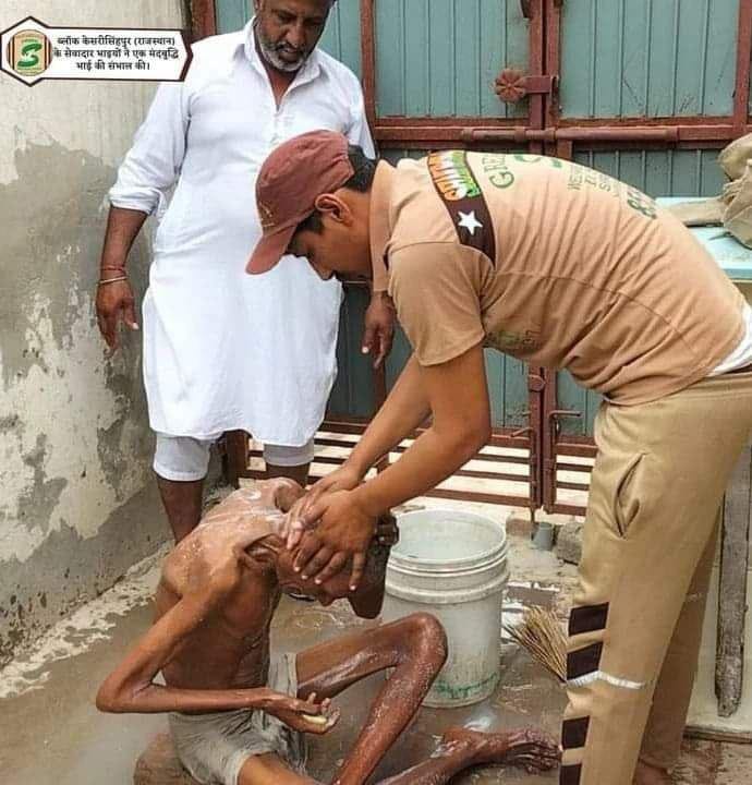 GargKako's tweet photo. जिनका मानसिक स्वस्थ्य ठीक नहीं है समाज में उन्हें हीन भावना से देखा जाता है राम रहीम सिंह जी ने Mentally Challenged लोगों के लिए एक मुहिम चलाई है गुरु जी पावन शिक्षा पर चलते हुए डेरा सच्चा सौदा के अनुयाई ऐसे लोगों का इलाज करवा कर उन्हें उनके घर पहुंचाते हैं 
#ReuniteWithFamily https://t.co/2PrdrUoyM0