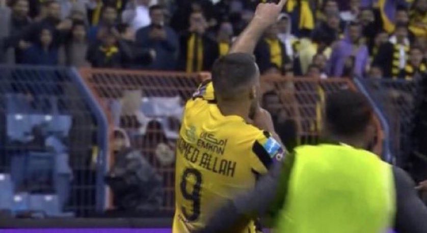 3bood1927's tweet photo. ثروباك يوم النصر استعار حارس بوكا جونيورز
عشان يوقف الاتحاد.. في السوبر
اجتاز الفحص الطبي الثلاثاء، وطلعت بطاقته
الأربعاء، ولقم 3 أهداف يوم الخميس 😂
ومن بعدها حيّطه العقيدي 💀!
والاتحاد أخذهم محطة عبور لتحقيق السوبر 👊🏼 https://t.co/xz1ikrAAWV