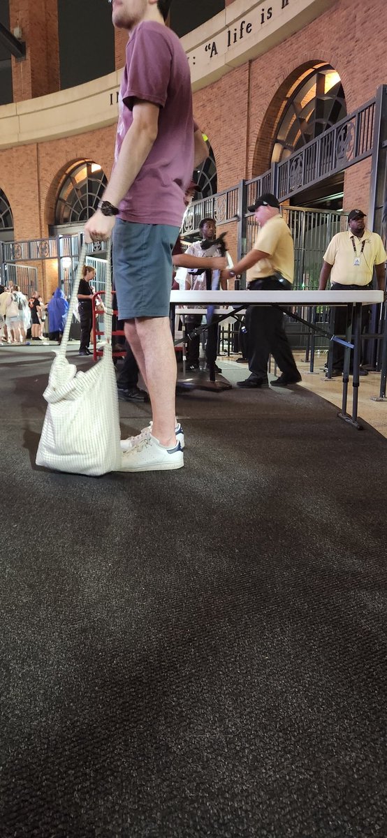 KTesque's tweet photo. @CitiField Security resetting up? Is if they're going to sometime allow re-entry this is very confusing but. maybe they're just going to the motion until they cancel the show. Heard there might be an update at 10:30 https://t.co/64Fl1UCNKt