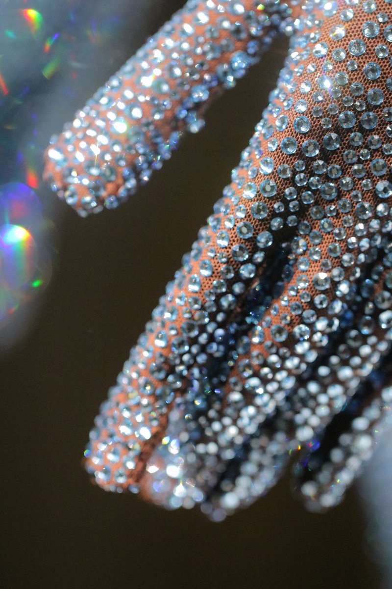 今年のメットガラでモデルのアノック・ヤイが着用していた98,000粒の