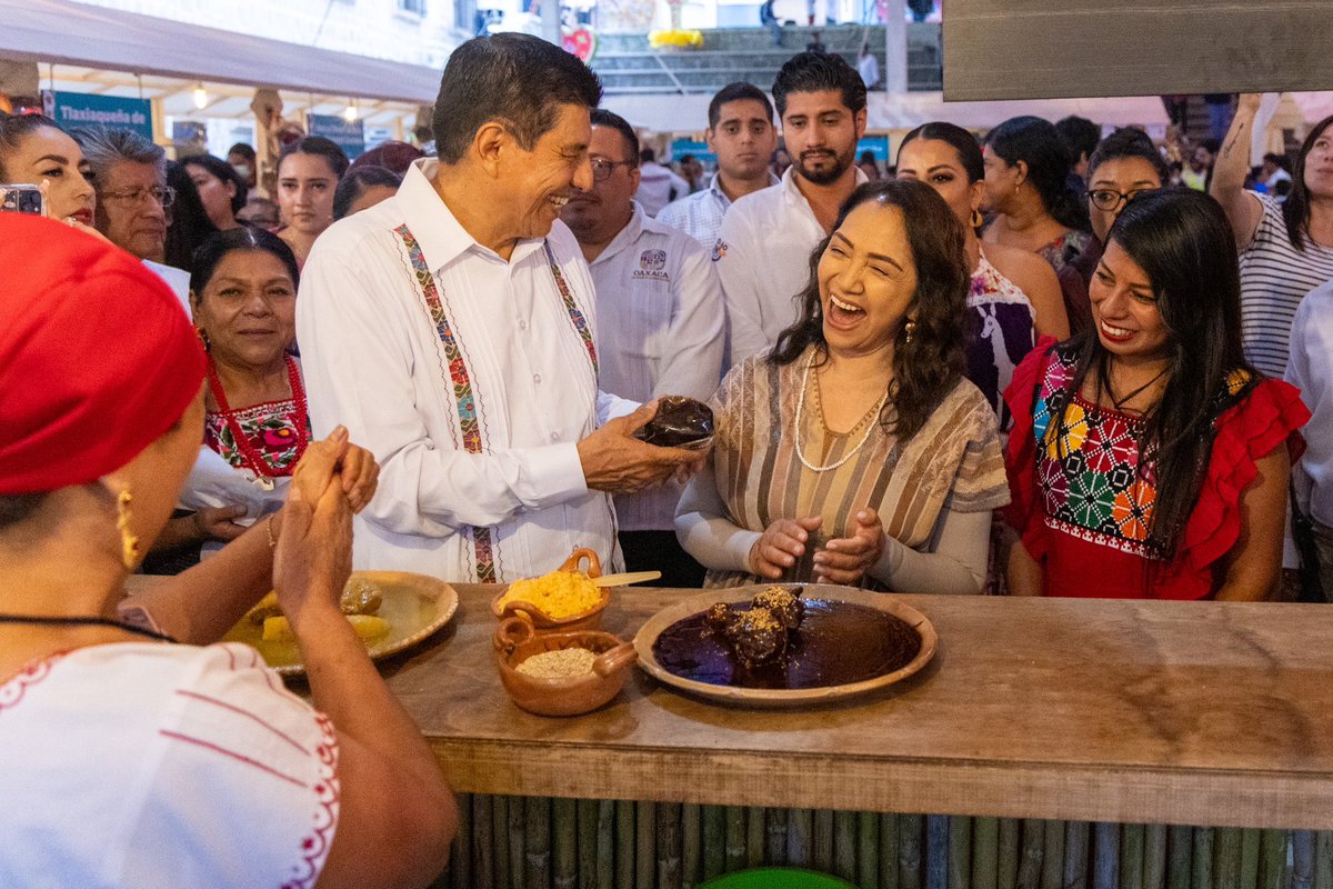 Por segundo año consecutivo, como parte de las fiestas de Julio, mes de la #Guelaguetza2024, junto con la Presidenta Honoraria del <a href="/DIF_Oaxaca/">DIF Oaxaca</a>, <a href="/Irma_BolanosOax/">Irma Bolaños Quijano</a> y la Diosa Centéotl 2024, Juana Hernández López, inauguramos el Tianguis Gastronómico "Desde mis raíces con sus
