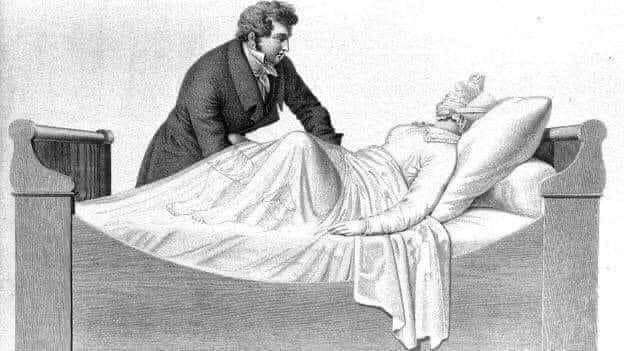 RelatocuriosoK's tweet photo. Tratamiento para la histeria.

En la antigüedad, las mujeres que presentaban ansiedad, cambios de humor y depresión eran mandadas por sus maridos al médico, el cual le diagnosticaba que padecían de una enfermedad denominada "histeria". Su tratamiento se basaba en un "masaje pélvico" con la finalidad de lograr el paroxismo histérico, conocido en la actualidad como orgasmo.

Era tanta la cantidad de mujeres que empezaron a asistir a las consultas para recibir su "tratamiento para la histeria" que los médicos al final de la jornada de trabajo quedaban agotados y con sus manos acalambradas; por esto decidieron inventar un útil artefacto que producía vibraciones rítmicas y se lograba más fácil y más rápido el paroxismo histérico en la paciente sin necesidad del común masaje manual: he aquí el origen del vibrador. En esa época era visto como un artefacto curativo, incluso las mujeres más adineradas, los tenían en sus casas para cuando sentían "brotes de histeria". Luego de la aparición de dicho aparato en las películas pornográficas, este tomó un matiz netamente sexual-erótico y comenzó a ser visto como un instrumento pecaminoso.